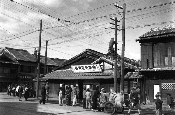 Photo:  Signal Corps linemen string wire in postwar Japan